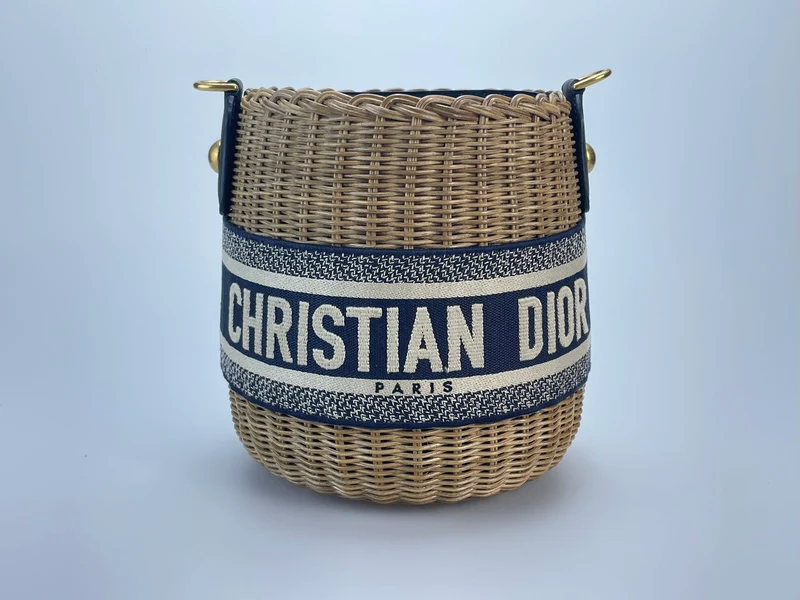 Dior Dioriviera Beuteltasche aus Korbgeflecht und blauem Canvas mit goldenen Beschlägen