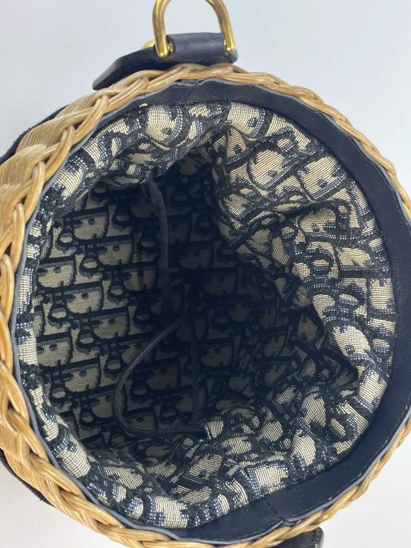 Dior Dioriviera Beuteltasche aus Korbgeflecht und blauem Canvas mit goldenen Beschlägen