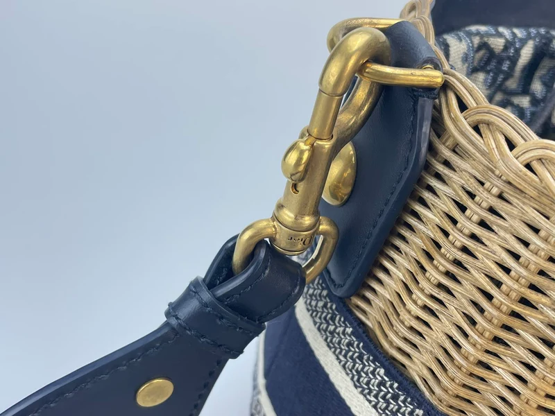 Dior Dioriviera Beuteltasche aus Korbgeflecht und blauem Canvas mit goldenen Beschlägen