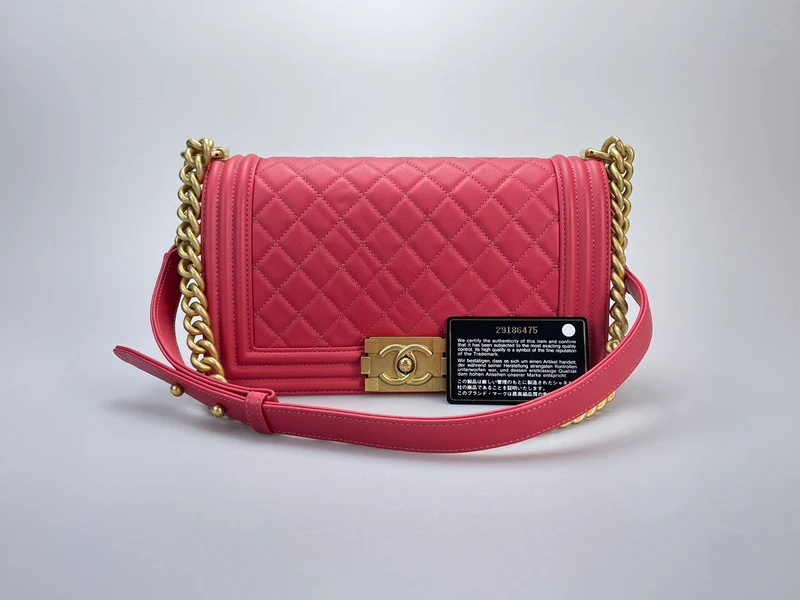 Chanel Medium Le Boy Tasche in Pink mit goldenen Metallteilen