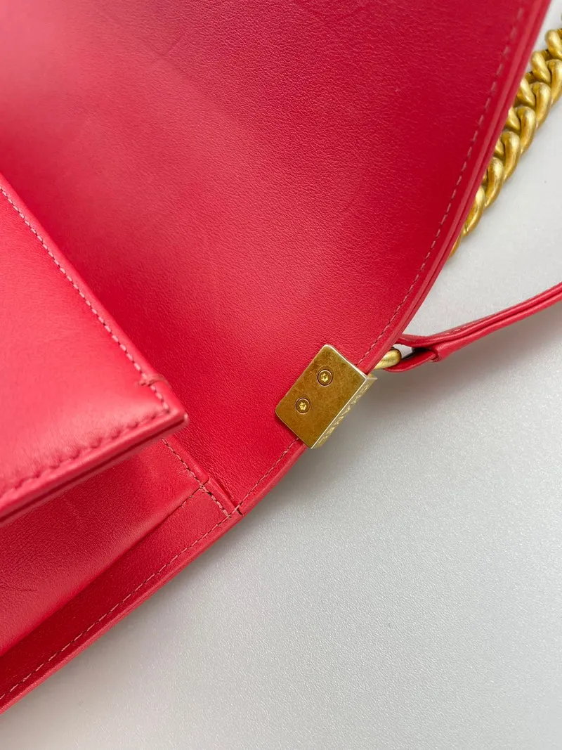 Chanel Medium Le Boy Tasche in Pink mit goldenen Metallteilen