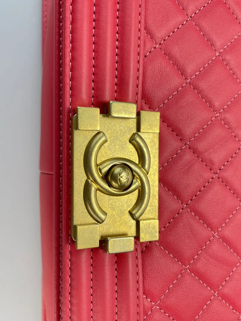 Chanel Medium Le Boy Tasche in Pink mit goldenen Metallteilen