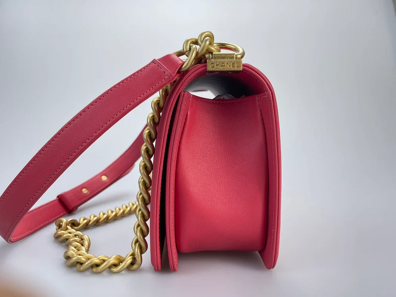 Chanel Medium Le Boy Tasche in Pink mit goldenen Metallteilen