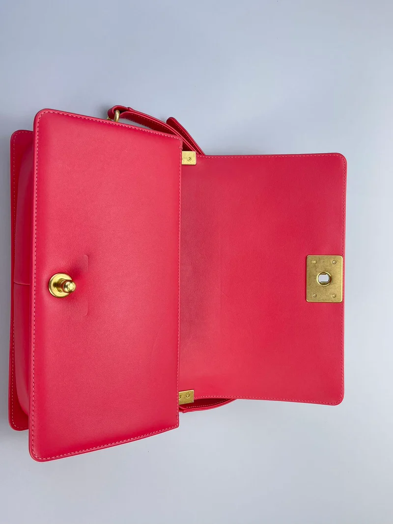 Chanel Medium Le Boy Tasche in Pink mit goldenen Metallteilen