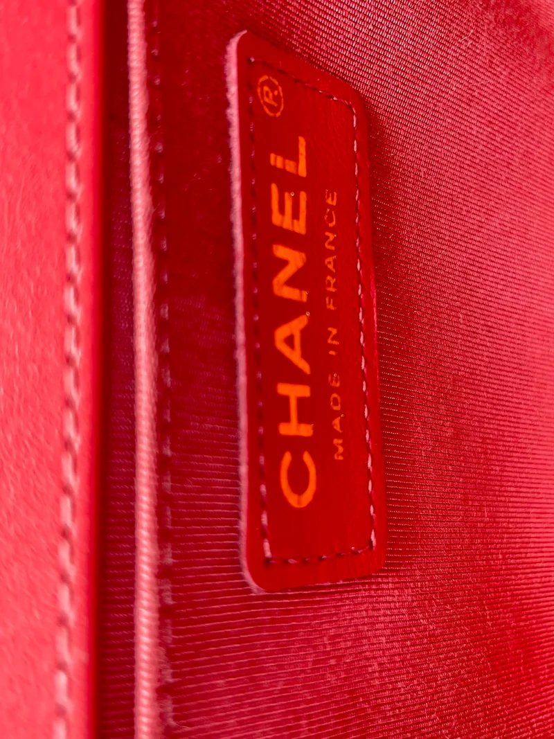 Chanel Medium Le Boy Tasche in Pink mit goldenen Metallteilen