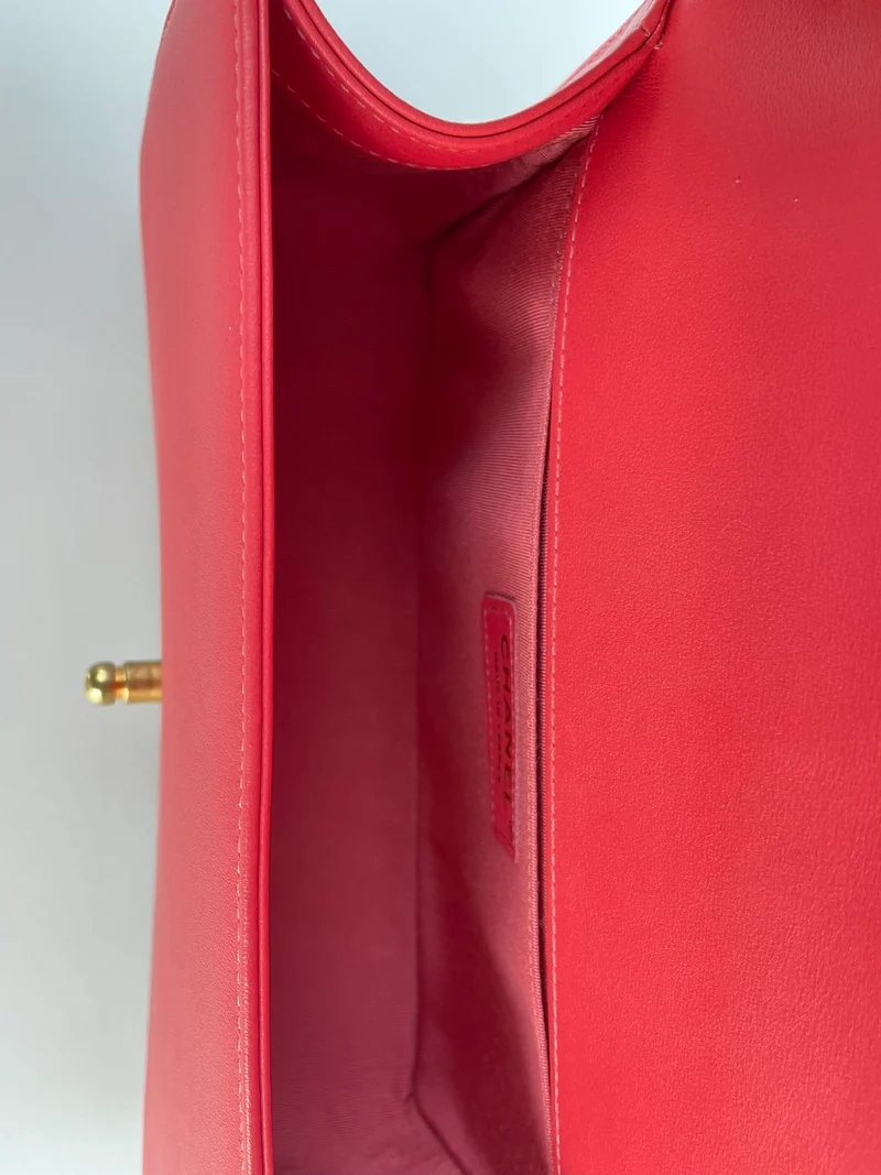 Chanel Medium Le Boy Tasche in Pink mit goldenen Metallteilen