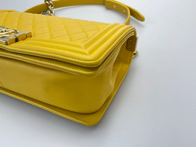 Chanel Le Boy Medium in Zitronengelb mit goldener Hardware