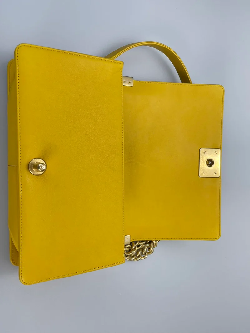 Chanel Le Boy Medium in Zitronengelb mit goldener Hardware