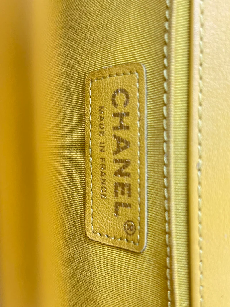 Chanel Le Boy Medium in Zitronengelb mit goldener Hardware