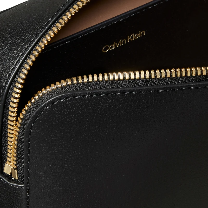 Calvin Klein Foil Logo Elongated - Umhängetasche 21 cm (black/toasted coconut)