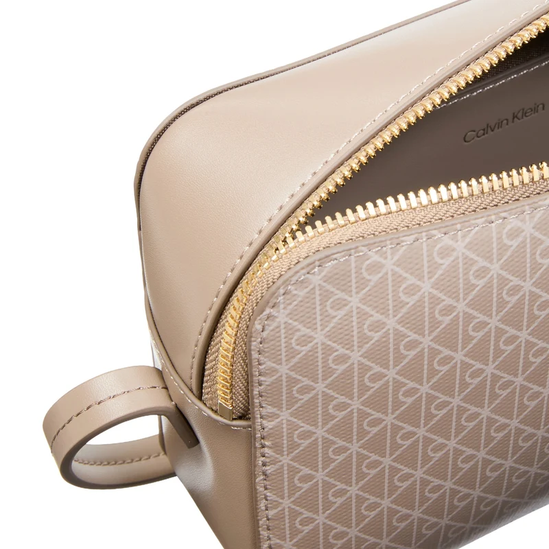 Calvin Klein Emblem - Umhängetasche 21 cm (desert taupe aop)