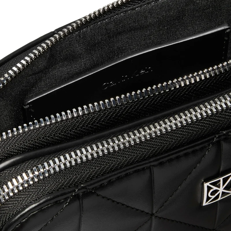 Calvin Klein Quilted Emblem - Umhängetasche 18 cm (black)