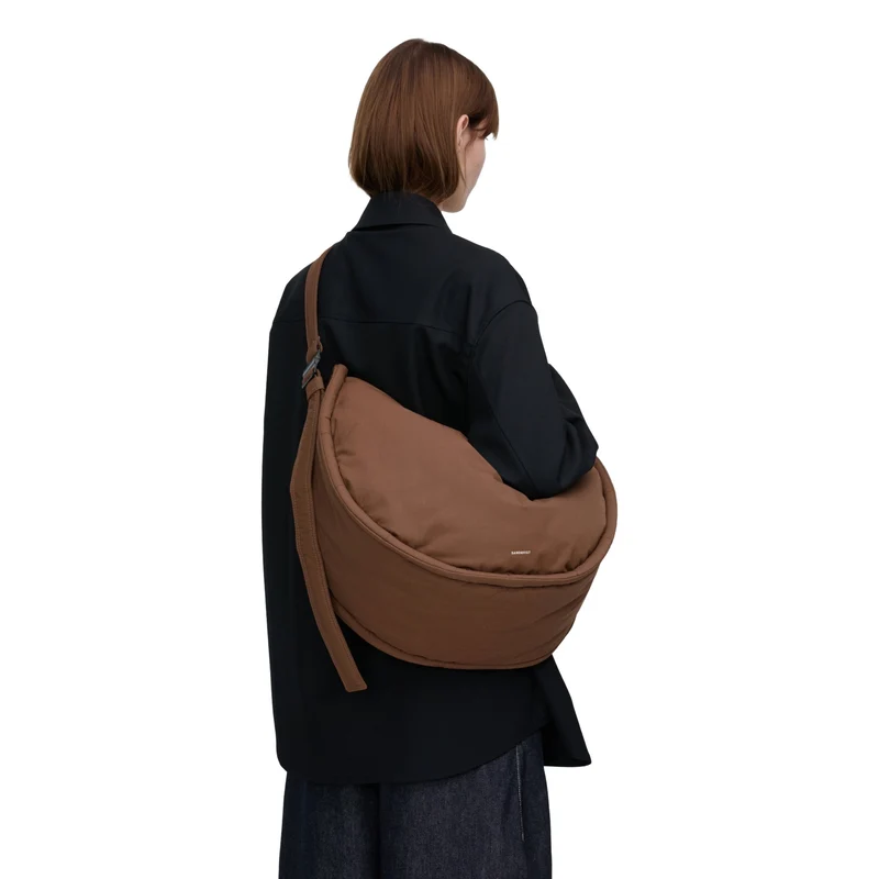 Sandqvist Curve Half Moon Bag L - Umhängetasche 42 cm (dark taupe)