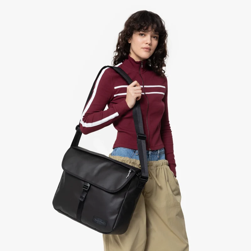 Eastpak selection Delegate + - Schultertasche 17" 38.5 cm (tarp black 2)
